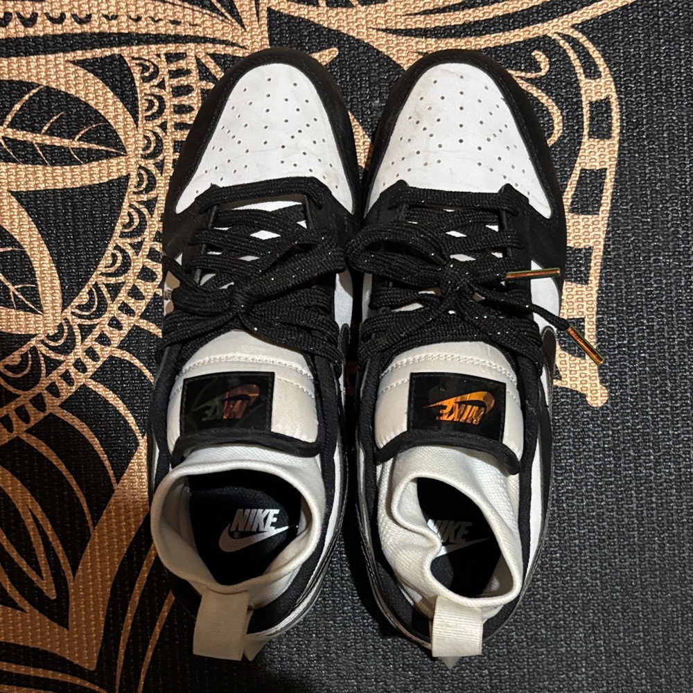 Nike Men's Black and White football/lacrosse cleats